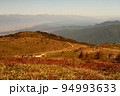 鉢伏山山頂の静寂に山々が連なる 94993633