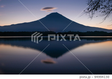 静岡県富士宮市田貫湖からの朝の雄大な富士山 94994130