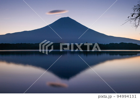 静岡県富士宮市田貫湖からの朝の雄大な富士山 静岡県富士宮市田貫湖からの朝の雄大な富士山 94994131