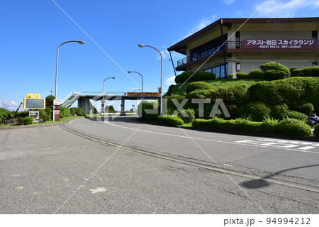 箱根ターンパイク　大観山のスカイラウンジと青空 94994212
