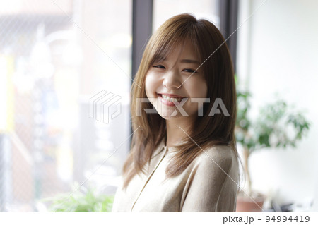 笑顔の女性 94994419