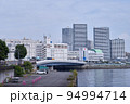 横浜 みなとみらい橋と横浜市中央卸売市場 94994714