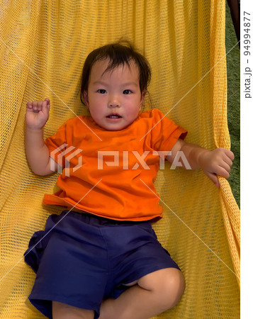 ハンモックに揺られる女の子の赤ちゃん ハンモックに揺られる女の子の赤ちゃん 94994877