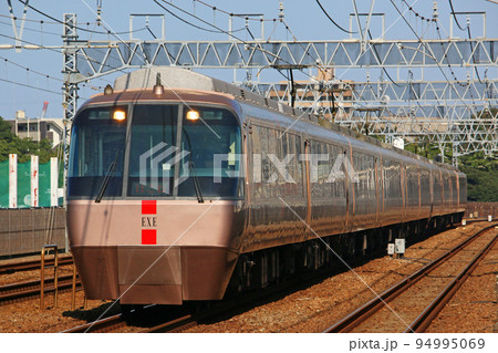 和泉多摩川駅付近を走行するロマンスカー 和泉多摩川駅付近を走行するロマンスカー 94995069
