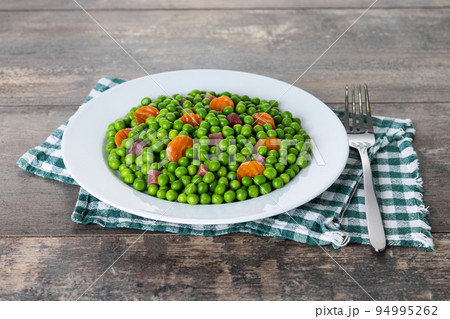 Green peas with serrano ham and carrot 94995262