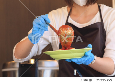 出来たてのランチ　手作りの一皿　ランチの盛り付け　キッチンカーのランチ 94995359