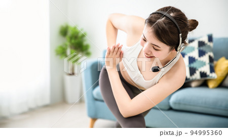 ヨガレッスンをインターネット配信する若い女性 ヨガレッスンをインターネット配信する若い女性 94995360