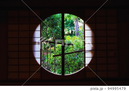 松戸市戸定邸の円窓が映し出す庭園の四季 94995479