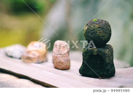 自由が丘『古桑庵』の庭園に佇む小さな石仏さん 94995480