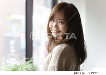 笑顔の女性 笑顔の女性 94995590