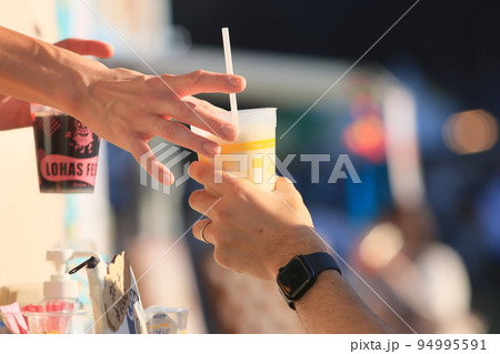 キッチンカーのフレッシュジュース　冷たいソフトドリンク　キッチンカー 94995591