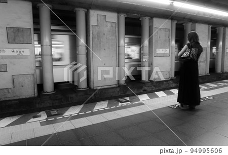 地下鉄ホームで電車を待つ若い女性 東京 地下鉄ホームで電車を待つ若い女性 東京 94995606
