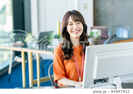 オフィスの若い女性のエンジニア 94997932