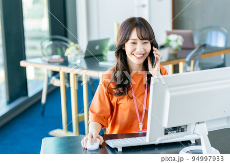 オフィスの若い女性のエンジニア 94997933