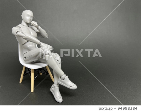 椅子に座って考える人形、考える人のコンセプト。 94998384