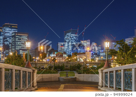 中之島公園ばらぞの橋から見る大阪の夜景 中之島公園ばらぞの橋から見る大阪の夜景 94999024