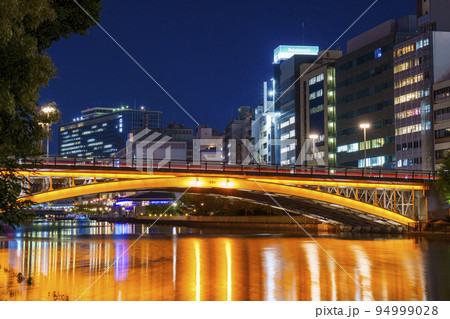 夜のライトアップされた天神橋【中之島公園芝生広場より】 94999028