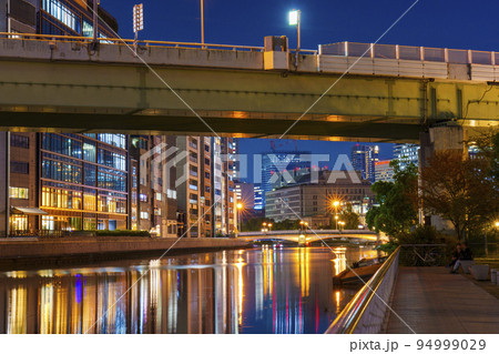 夜のライトアップされた難波橋【中之島公園芝生広場より】 94999029