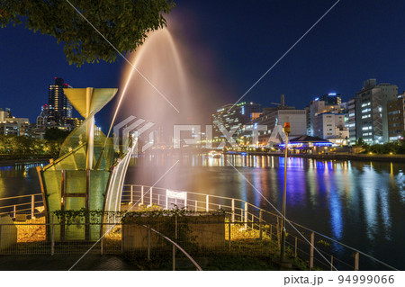 中之島公園　剣先噴水　天満橋方面のステキな夜景 94999066