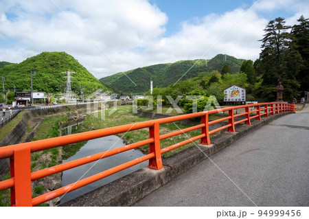岡山県和気町　駐車場から日笠川を渡ると左方前面に藤公園が見える 94999456