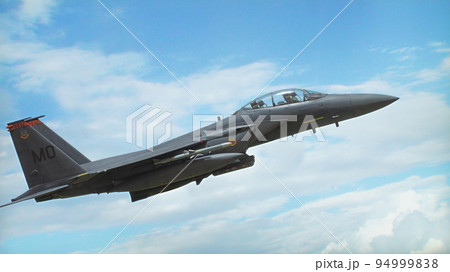 プラモデル マクドネル・ダグラス F-15E ストライクイーグル2機の編隊飛行 空バック 94999838