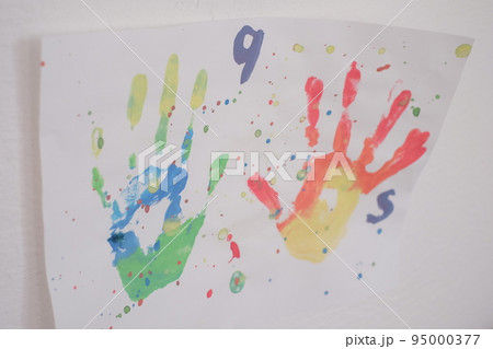 9歳の子供の手形 95000377
