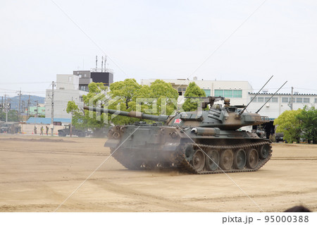 訓練展示を行う陸上自衛隊の74式戦車 訓練展示を行う陸上自衛隊の74式戦車 95000388