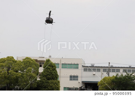 建物屋上に隊員を降下させる陸上自衛隊のUH-1ヘリコプター 95000395