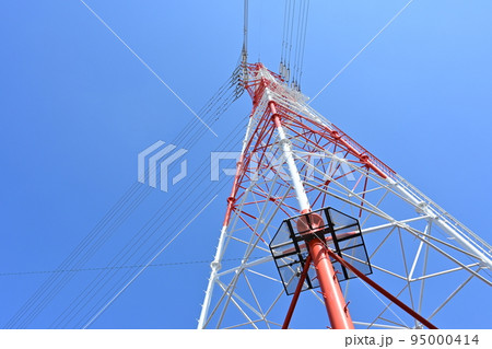 送配電網の鉄塔と見上げる空 95000414