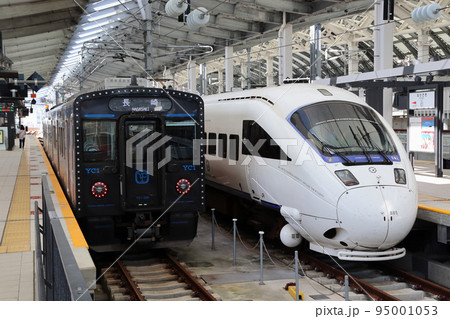 長崎駅に停車中の特急かもめ（885系：博多⇔長崎） 95001053