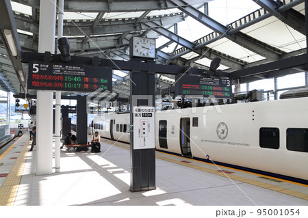 長崎駅に停車中の特急かもめ(885系:博多⇔長崎) 長崎駅に停車中の特急かもめ(885系:博多⇔長崎) 95001054
