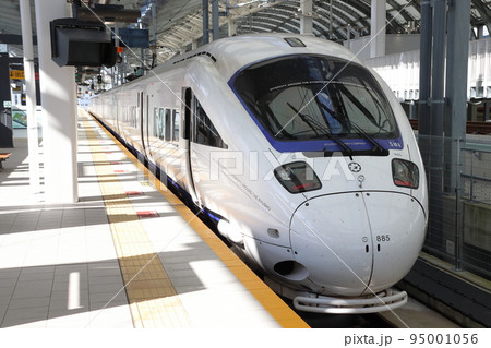 長崎駅に停車中の特急かもめ（885系：博多⇔長崎） 95001056