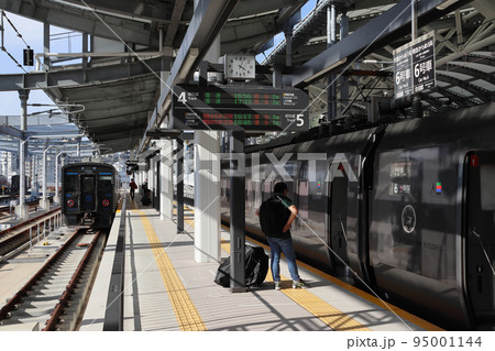 長崎駅に停車中の特急かもめ（787系：博多⇔長崎） 95001144