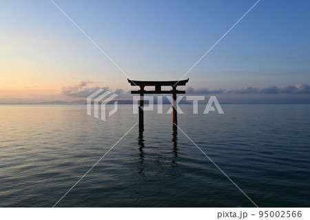 夜明けの琵琶湖中に建つ神秘的な白鬚神社大鳥居 95002566