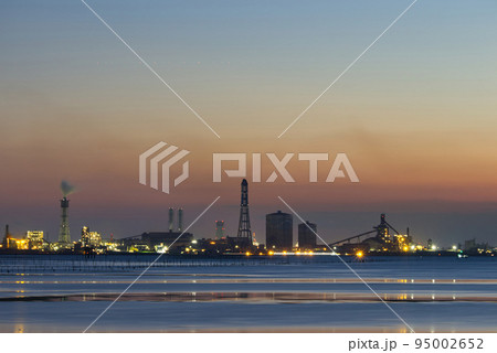 千葉県 江川海岸から見た夜の工場の風景 千葉県 江川海岸から見た夜の工場の風景 95002652