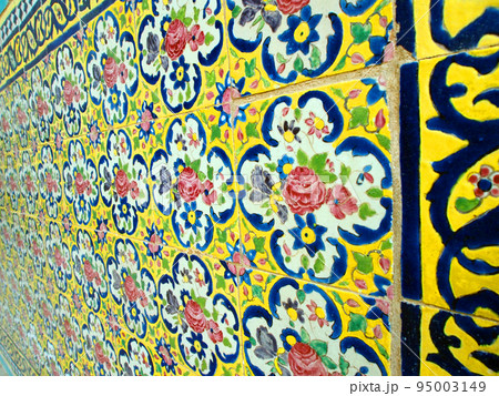 イラン、カシャーンのモスク内のタイル イラン、カシャーンのモスク内のタイル 95003149