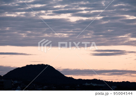 兵庫県西宮市の甲山。山が雲に浮かぶような風景 兵庫県西宮市の甲山。山が雲に浮かぶような風景 95004544
