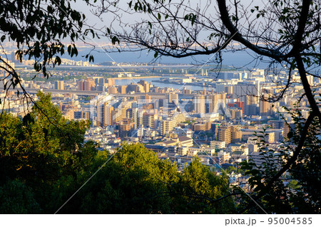 夕暮れ時、神戸岡本の高台、保久良神社の参道から夕陽でオレンジ色にそまった市街地を臨む。 夕暮れ時、神戸岡本の高台、保久良神社の参道から夕陽でオレンジ色にそまった市街地を臨む。 95004585