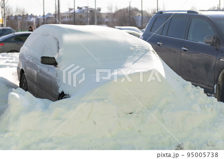A car covered in snow 95005738