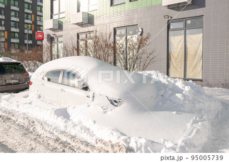 A car covered in snow 95005739