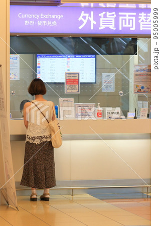 外貨両替カウンター　エクスチェンジ　空港の両替カウンター 95005999