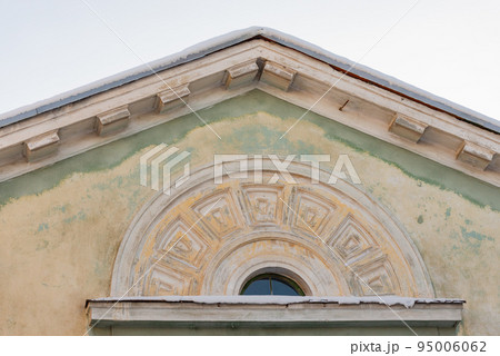 Dormer window with bas-relief 95006062