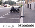Parking in the small streets of Rome. 95006069