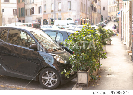 Parking in the small streets of Rome. 95006072