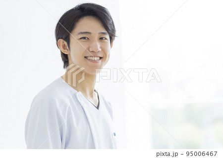 白衣 男性 医師 看護師 95006467
