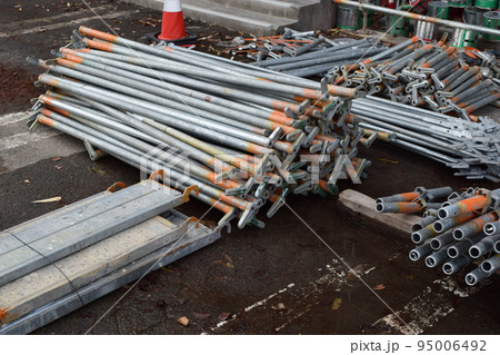 建設工事現場に設置された足場 建設工事現場に設置された足場 95006492