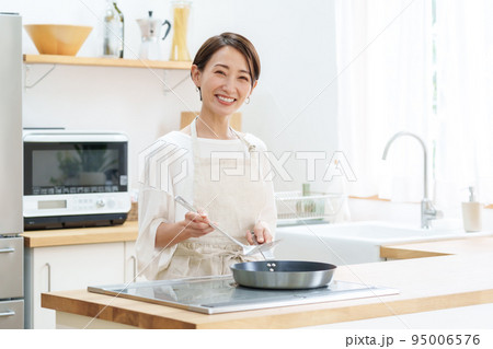 キッチンで料理をする主婦のポートレート 95006576