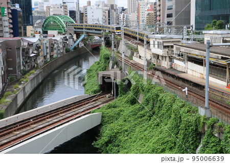聖橋で交差する神田川と地下鉄とJR 聖橋で交差する神田川と地下鉄とJR 95006639