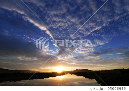 多様な雲が朝焼けした秋の夜明け空と川の朝景・超広角・空主体・220925am 多様な雲が朝焼けした秋の夜明け空と川の朝景・超広角・空主体・220925am 95006956