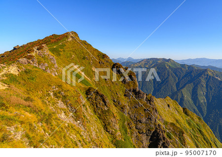 秋の谷川岳・紅葉する山肌の秋空の絶景 95007170